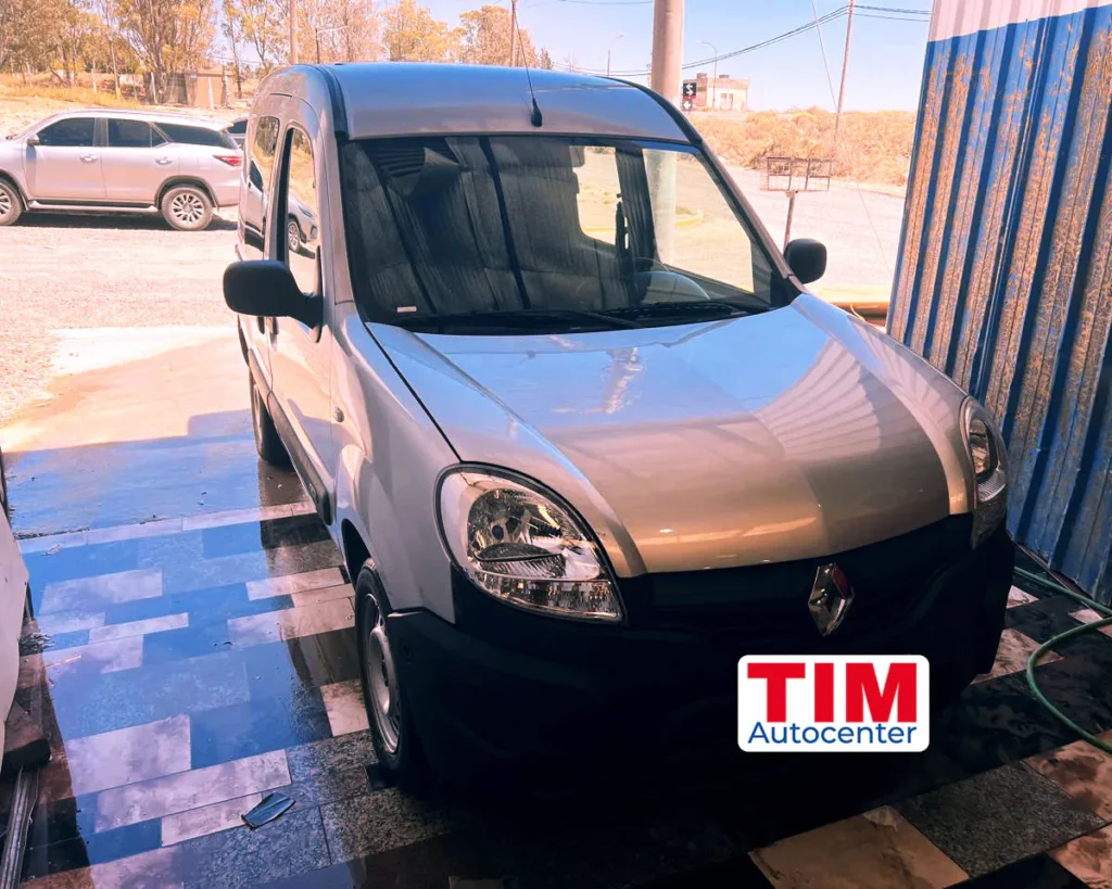 Renault Kangoo gris reparaci&oacute;n – chapa y pintura – Igualacion color