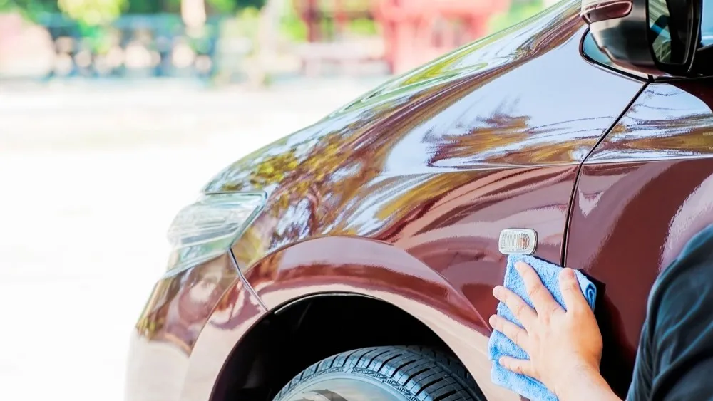 Pintura de auto en Madryn: guía profesional para protegerla del viento, la arena y el salitre 3 Lavado y cuidado de pintura de auto en Madryn